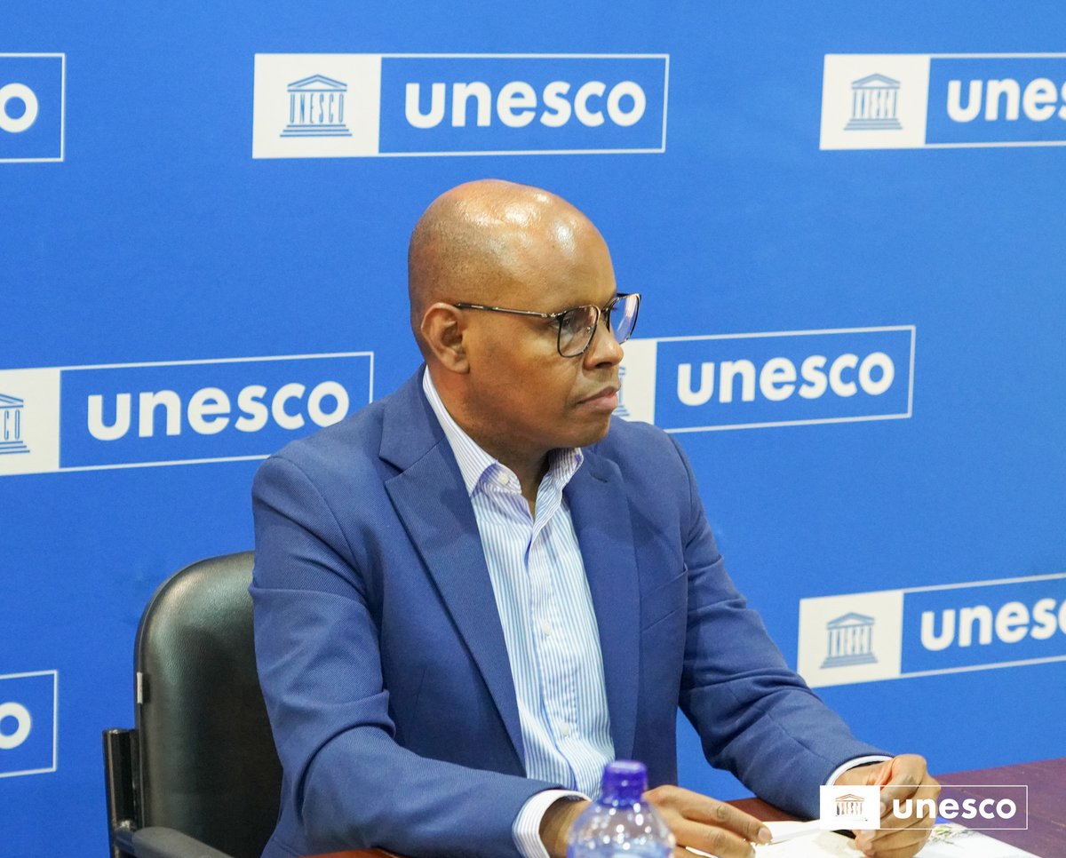 UNESCOKinshasa's tweet photo. 📌 𝗣𝗿𝗼𝘁𝗲𝗰𝘁𝗶𝗼𝗻 𝗱𝗲𝘀 𝗯𝗶𝗲𝗻𝘀 𝗰𝘂𝗹𝘁𝘂𝗿𝗲𝗹𝘀 𝗲𝗻 𝗽𝗲́𝗿𝗶𝗼𝗱𝗲 𝗱𝗲 𝗰𝗼𝗻𝗳𝗹𝗶𝘁 𝗮𝗿𝗺𝗲́

🟤 La question a figuré au centre d'une réunion d'information dans le cadre de l’assistance internationale accordée par l’#UNESCO à la République Démocratique du Congo. Ceci à la suite d’une demande officielle des autorités congolaises, pour accompagner le pays dans la mise en œuvre de la #Convention_1954, relative à la protection des #biensculturels en cas de conflit armé.
🟤 Les échanges ont rassemblé des représentants du cabinet de la ministre de la Culture, du Secrétariat général à la Culture, de l’Institut des Musées Nationaux du Congo, du Comité consultatif national ainsi que du Comité national Mémoire du Monde.
Au cœur des discussions :

👉 la clarification de l’assistance de l’UNESCO,
👉 la feuille de route du projet, qui devra être mise en œuvre avant la fin de l’année,
👉 les mesures préparatoires à prendre en temps de paix, afin d’anticiper et renforcer la protection du patrimoine culturel en cas de conflit.

📍 Cette rencontre illustre pleinement le mandat de l’UNESCO dans le secteur de la #culture : accompagner les États, renforcer les cadres nationaux, et faire du patrimoine un pilier de la #résilience, de l’#identité et de la #paix. 

#UNESCO #RDC #Culture
#Patrimoine #Paix
