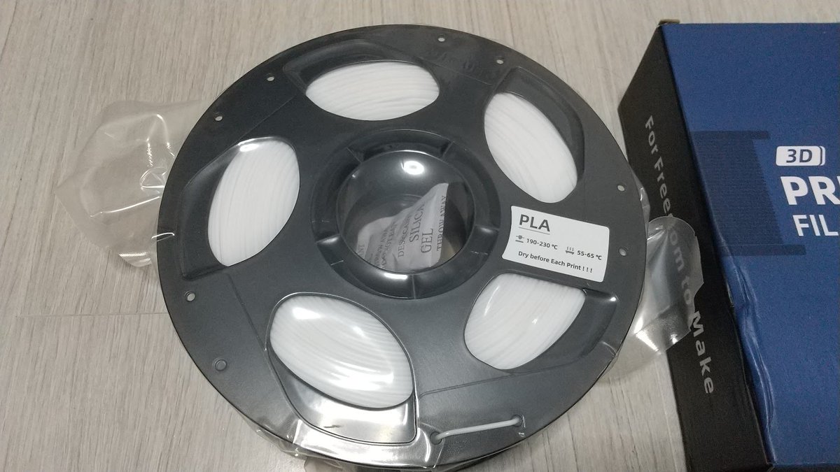 rsna6ce1's tweet photo. ふと思いました。
新品の3Dプリンターフィラメントの乾燥剤を入れる場所。
良く見るとフィルムが密着して真ん中の空間が隔離されてて、乾燥剤入れても効果が無さそうに見える。
乾燥剤はフィラメント側に入れた方がいいよね？
#3dprinter https://t.co/wfpPNNuqHe