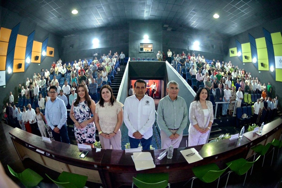 Jarochode10's tweet photo. Capacitación, para que ayuntamientos respondan a las demandas del pueblo #Veracruz #BocaDelRio 

https://t.co/nZcn1bv2tG https://t.co/9gcsm2LIA8