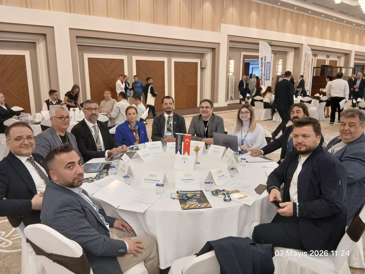 tursaborgtr's tweet photo. 7-10 Mayıs tarihleri arasında Afyonkarahisar’da gerçekleştirilen Gastronomi Çalıştayı, şehrin zengin mutfak kültürünü daha ileriye taşımak, gastronomi turizmini geliştirmek ve sürdürülebilir projeler üretmek amacıyla sektör temsilcileri ile alanında uzman isimleri bir araya getirdi.

Çalıştaya, TÜRSAB Yönetim Kurulu Üyelerimiz Cevat Engin Şahin ve Şebnem Urgancıoğlu, Dumlupınar BTK Başkanımız Bilal Şenel, Orta Anadolu BTK Başkanımız Muhammet Sarıtaş, Batı Karadeniz BTK Başkanımız Ercan Güner, Kültür Turizmi İhtisas Başkanımız Hakan Çokgezen, Gastronomi Turizmi İhtisas Başkanımız Mustafa Tümay İmamaoğlu, Başkan Danışmanımız Murat Saraçoğlu ile Dumlupınar BTK Yönetim Kurulu Üyelerimiz katılım sağladı.

Programın moderatörlüğünü Prof. Dr. Hakan Yılmaz üstlenirken, raportörlüğünü Dr. Melissa Ateş gerçekleştirdi.

Gerçekleştirilen çalıştayda; yerel lezzetlerin tanıtımı, gastronomi turizminin bölge ekonomisine katkısı, kültürel mirasın korunması ve turizmde ortak iş birliği imkanları ele alındı. Katılımcılar, Afyonkarahisar’ın gastronomi alanındaki potansiyelinin daha etkin değerlendirilmesi adına görüş ve önerilerini paylaştı.