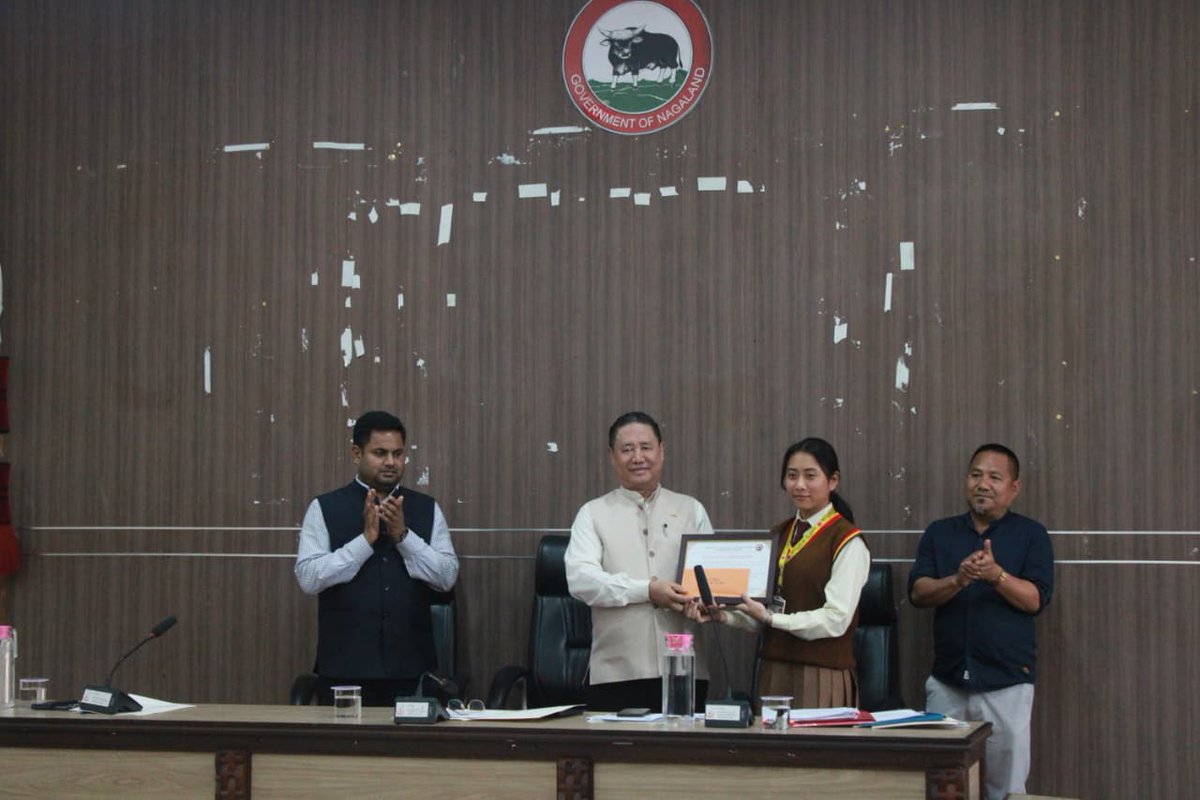 DC_MKG's tweet photo. The  DPDB  Mkg was held on 13-5-26 in the Conf. Hall of the DCOffice,Mkg under the chairmanship of Shri.Nuklutoshi,Hon'bleMLA &amp; Chairman DPDB.The top academic achievers of HSLC&amp;HSSLC Exam2026 from Mkg Dist.were felicitated in recognition of their outstanding academic achievements https://t.co/ZG1JiiMrHF