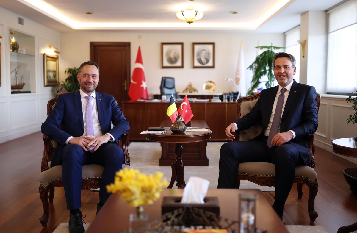 aBayraktar1's tweet photo. Belçika Başbakan Yardımcısı ve Dışişleri Bakanı Sayın Maxime Prevot ve beraberindeki heyet ile Bakanlığımızda bir araya geldik.  

Görüşmemizde, Avrupa’nın enerji arz güvenliğine, küresel kırılmaların enerji dönüşüm sürecinde ortaya çıkardığı yeni ihtiyaçlara ve Türkiye ile Belçika arasında geliştirilebilecek iş birliği başlıklarına ilişkin değerlendirmelerde bulunduk.

Ardından Belçika’nın önde gelen şirketlerinin temsilcilerini Bakanlığımızda kabul ederek Türkiye'nin enerji vizyonunu kendileriyle paylaştık. 

Enerji sepetimizi yenilenebilir kaynaklardan doğal gaza, nükleer enerjiden yerli hidrokarbon üretimine kadar her alanda varlık gösteren çok boyutlu bir anlayışla şekillendirdiğimizi aktardık. 

Arz güvenliğini güçlendiren, teknoloji odaklı ve uzun vadeli değer üreten ortaklıklara açık bir anlayışla enerji alanındaki uluslararası iş birliklerini daha ileri bir zeminde geliştirmeyi esas alıyoruz.

İki ülke arasında karşılıklı diyaloğun önümüzdeki dönemde daha somut iş birliği başlıklarıyla derinleşmesini önemsiyoruz.