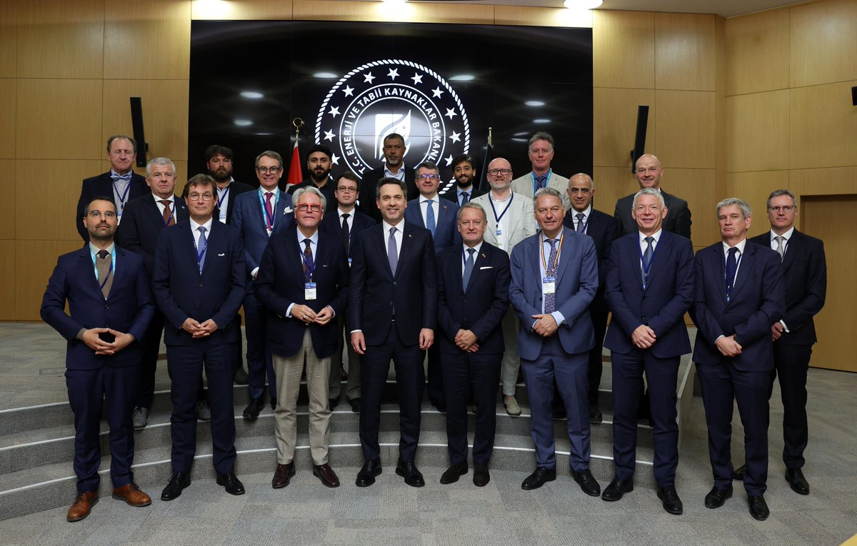 aBayraktar1's tweet photo. Belçika Başbakan Yardımcısı ve Dışişleri Bakanı Sayın Maxime Prevot ve beraberindeki heyet ile Bakanlığımızda bir araya geldik.  

Görüşmemizde, Avrupa’nın enerji arz güvenliğine, küresel kırılmaların enerji dönüşüm sürecinde ortaya çıkardığı yeni ihtiyaçlara ve Türkiye ile Belçika arasında geliştirilebilecek iş birliği başlıklarına ilişkin değerlendirmelerde bulunduk.

Ardından Belçika’nın önde gelen şirketlerinin temsilcilerini Bakanlığımızda kabul ederek Türkiye'nin enerji vizyonunu kendileriyle paylaştık. 

Enerji sepetimizi yenilenebilir kaynaklardan doğal gaza, nükleer enerjiden yerli hidrokarbon üretimine kadar her alanda varlık gösteren çok boyutlu bir anlayışla şekillendirdiğimizi aktardık. 

Arz güvenliğini güçlendiren, teknoloji odaklı ve uzun vadeli değer üreten ortaklıklara açık bir anlayışla enerji alanındaki uluslararası iş birliklerini daha ileri bir zeminde geliştirmeyi esas alıyoruz.

İki ülke arasında karşılıklı diyaloğun önümüzdeki dönemde daha somut iş birliği başlıklarıyla derinleşmesini önemsiyoruz.