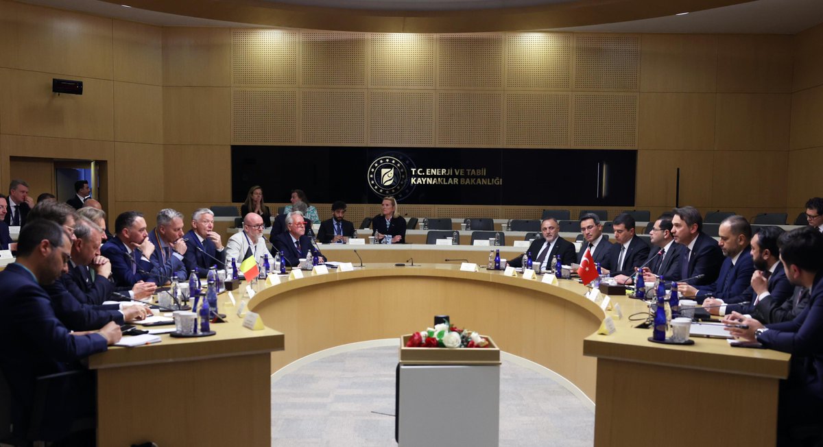 aBayraktar1's tweet photo. Belçika Başbakan Yardımcısı ve Dışişleri Bakanı Sayın Maxime Prevot ve beraberindeki heyet ile Bakanlığımızda bir araya geldik.  

Görüşmemizde, Avrupa’nın enerji arz güvenliğine, küresel kırılmaların enerji dönüşüm sürecinde ortaya çıkardığı yeni ihtiyaçlara ve Türkiye ile Belçika arasında geliştirilebilecek iş birliği başlıklarına ilişkin değerlendirmelerde bulunduk.

Ardından Belçika’nın önde gelen şirketlerinin temsilcilerini Bakanlığımızda kabul ederek Türkiye'nin enerji vizyonunu kendileriyle paylaştık. 

Enerji sepetimizi yenilenebilir kaynaklardan doğal gaza, nükleer enerjiden yerli hidrokarbon üretimine kadar her alanda varlık gösteren çok boyutlu bir anlayışla şekillendirdiğimizi aktardık. 

Arz güvenliğini güçlendiren, teknoloji odaklı ve uzun vadeli değer üreten ortaklıklara açık bir anlayışla enerji alanındaki uluslararası iş birliklerini daha ileri bir zeminde geliştirmeyi esas alıyoruz.

İki ülke arasında karşılıklı diyaloğun önümüzdeki dönemde daha somut iş birliği başlıklarıyla derinleşmesini önemsiyoruz.