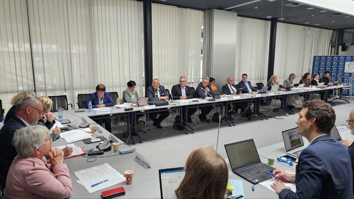 UDI_HDF's tweet photo. Nos élus UDI siègent ce jeudi dans les Commission thématiques du Conseil Regional #HautsdeFrance. Préparation de la commission permanente du 28 mai. https://t.co/CRwypmeLAF