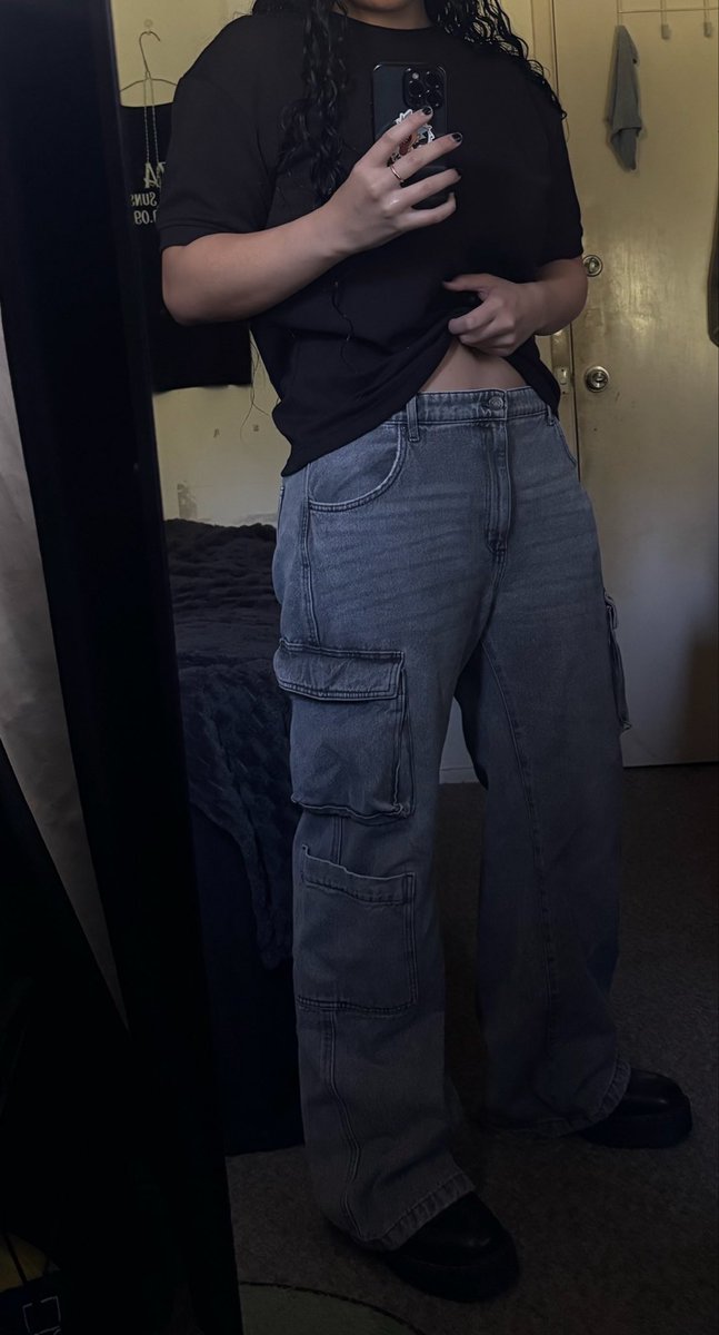 wlcyb3r's tweet photo. fav jeans wearing out ffs https://t.co/g5SPguCe3s