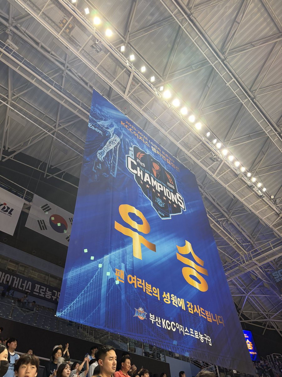 amubasket's tweet photo. 🥹💙
너무너무 고맙게도 위너스 친구가 너무너무 아름답게 찍어줌...💙
우승 축하합니다 이지스 사랑해! https://t.co/o706hHrqvg