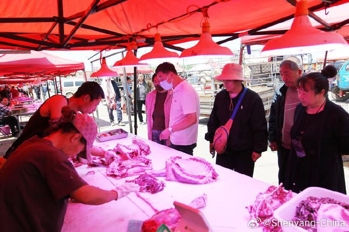 ShenyangChina's tweet photo. Tourism in Shenyang: In early summer, the Puhe Fair is bustling with fresh fruits, vegetables, local specialties and daily necessities. The lively market atmosphere and authentic local products attract many residents and visitors to shop and enjoy the charm of traditional fairs. https://t.co/c9hlKCSw2P