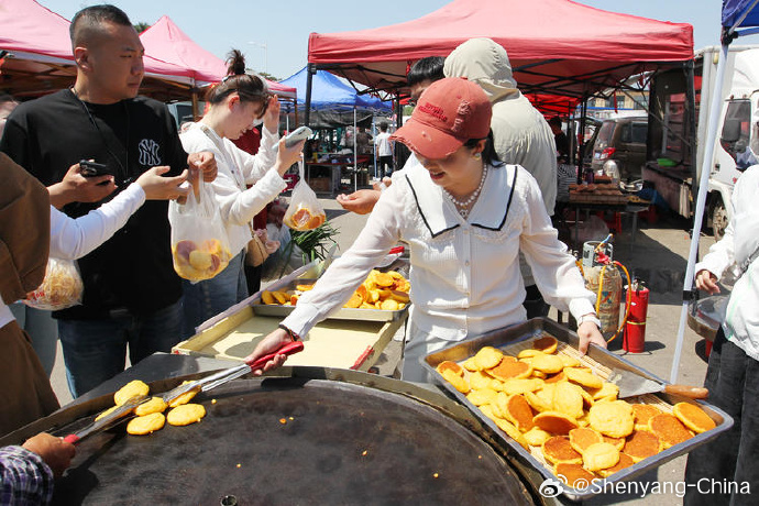 ShenyangChina's tweet photo. Tourism in Shenyang: In early summer, the Puhe Fair is bustling with fresh fruits, vegetables, local specialties and daily necessities. The lively market atmosphere and authentic local products attract many residents and visitors to shop and enjoy the charm of traditional fairs. https://t.co/c9hlKCSw2P
