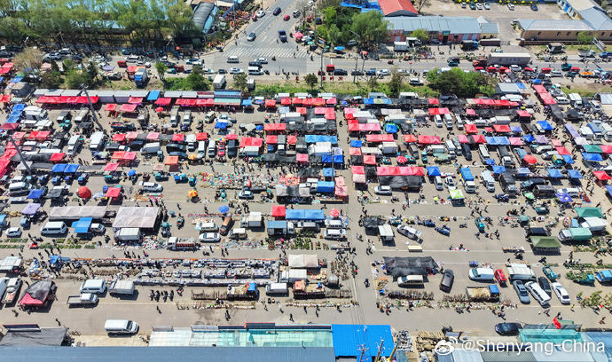 ShenyangChina's tweet photo. Tourism in Shenyang: In early summer, the Puhe Fair is bustling with fresh fruits, vegetables, local specialties and daily necessities. The lively market atmosphere and authentic local products attract many residents and visitors to shop and enjoy the charm of traditional fairs. https://t.co/c9hlKCSw2P