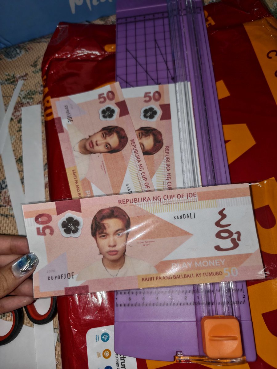 _ulannnnnnnnnnn's tweet photo. Freebies for #sandalithecupofjoefest
🩵Mini Photo Strip
🧡Acrylic Keychain
🩵Stickers
🧡Play money (Gi only) 
See u all joewahs 🫶
#sandalithecojfest #cojtwt https://t.co/Ct3NF3nPeu