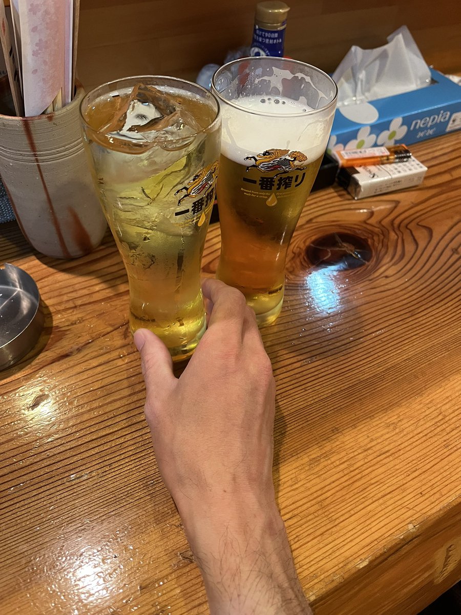 black_hawk511's tweet photo. 今日もお祝い継続中🥂
タイミングあわんくて彼女には
今日おいわいしてもーて
3軒行って一緒にお家帰ってきたけど
よーてるから
寝させて僕は1人でもう1杯w🍺

8日から今日までいっぱいの人にお祝いしてもらって感謝しかない！
おじさんになっても
ホンマに素敵な誕生日過ごせて
幸せ😉 https://t.co/q6FvpWVwyk