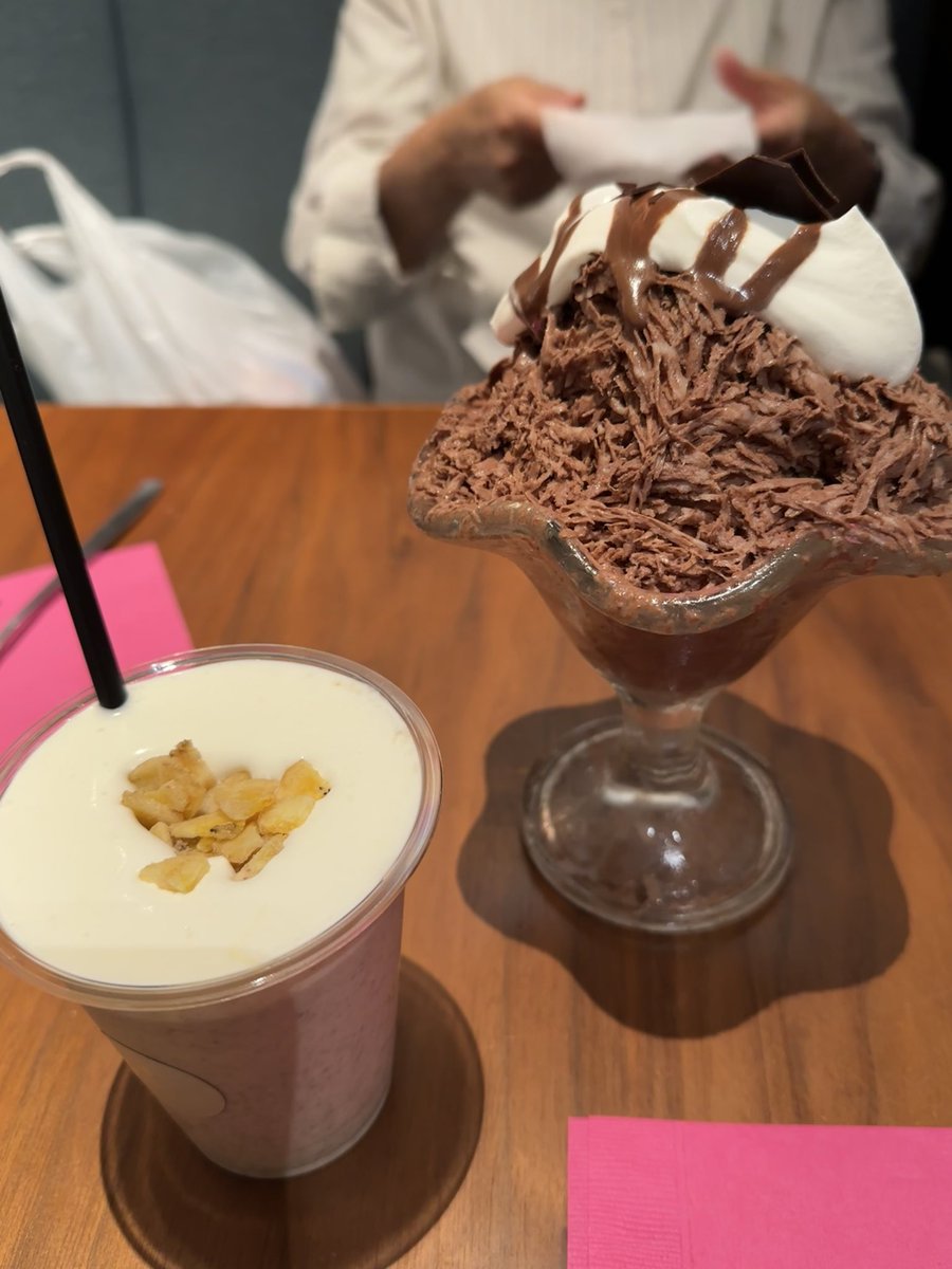 max_ezweb's tweet photo. ５月の鎌倉。いつもの蕎麦屋は大行列の為断念し、チャンスが無かったおにぎり屋へ。お米の食べ比べは思った以上に大満足❗️そして、今年も生チョコかき氷がスタート😄 https://t.co/2ncRsvvyvH