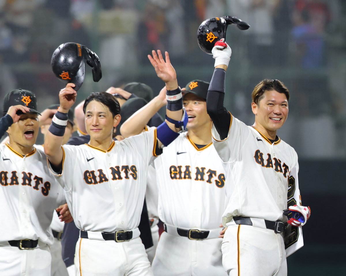 tshashin's tweet photo. #坂本勇人 選手
通算300本目の本塁打は逆転サヨナラ3ラン🔥
#巨人 #ジャイアンツ https://t.co/vIacFl1zPG