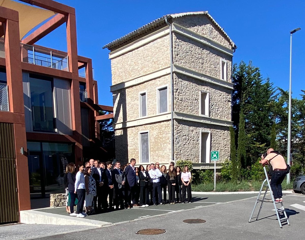 ValimmoReim's tweet photo. 📸 𝘉𝘦𝘩𝘪𝘯𝘥 𝘵𝘩𝘦 𝘴𝘤𝘦𝘯𝘦𝘴

Une belle journée au siège de VALIMMO REIM, installé au sein du Château de Currault à Mougins, pour un shooting photo de toute l’équipe... mais pas seulement...

Prochainement, nous aurons le plaisir de vous dévoiler ces nouveaux clichés... 👀 https://t.co/3vnLbXDD5K