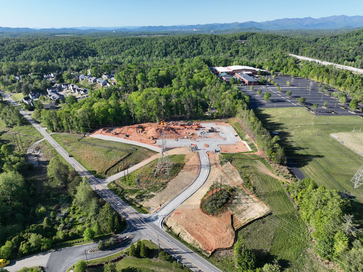 UDCUPDATES's tweet photo. Major progress underway at Altitude @ 101 Apartment Homes in Arden, NC 🚧
Crews are installing a large underground stormwater management system designed to improve drainage, manage runoff, and support the future community for years to come. https://t.co/f9Dg0NkOia