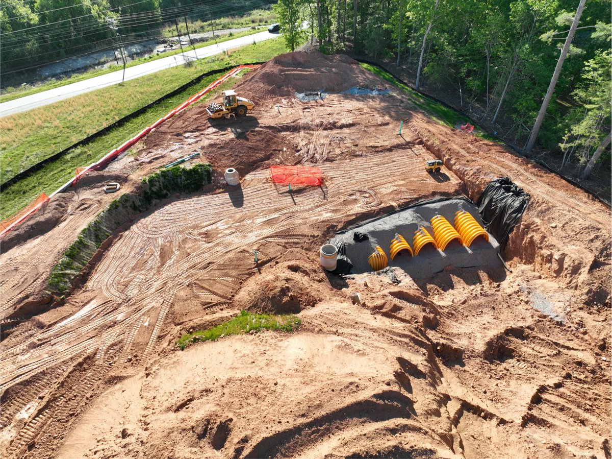 UDCUPDATES's tweet photo. Major progress underway at Altitude @ 101 Apartment Homes in Arden, NC 🚧
Crews are installing a large underground stormwater management system designed to improve drainage, manage runoff, and support the future community for years to come. https://t.co/f9Dg0NkOia