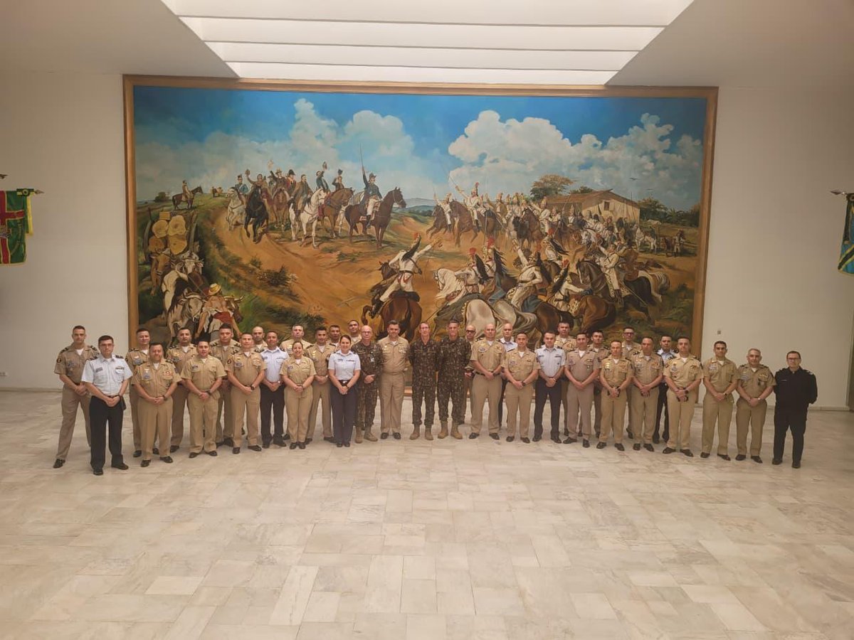 EsdegCol's tweet photo. Alumnos de la Escuela Superior de Guerra desarrollan un importante viaje geoestratégico internacional en Brasil, donde conocieron de primera mano las capacidades, estrategias y proyección operacional del Ejército Brasileño y la Fuerza Aérea Brasileña, en una experiencia académica de alto nivel orientada al fortalecimiento de la integración regional y la cooperación militar entre ambas naciones.

Durante su visita al Comando Militar del Sudeste (CMSE), los oficiales colombianos participaron en una exposición liderada por el General de Cuatro Estrellas Ricardo Piai Carmona, Comandante del CMSE, quien presentó las capacidades operacionales, organizacionales y estratégicas de la Segunda División del Ejército Brasileño, destacando su papel en la preparación, conducción y apoyo de las operaciones militares en el sudeste de Brasil.

Asimismo, en São Paulo, los alumnos de la ESDEG conocieron las capacidades estratégicas, tecnológicas y operacionales de la Fuerza Aérea Brasileña, además de los avances de la industria aeronáutica de la empresa Embraer, referente internacional en innovación y producción de aeronaves militares y comerciales.

Esta jornada académica permitió ampliar la comprensión sobre las capacidades de defensa, desarrollo tecnológico y proyección estratégica de Brasil en América Latina, fortaleciendo además los lazos de cooperación, integración y aprendizaje conjunto entre las Fuerzas Militares de ambos países.

#ESDEG #CooperaciónInternacional #Brasil #LiderazgoEstratégico #FuerzasMilitares  #ESDEG117Años
