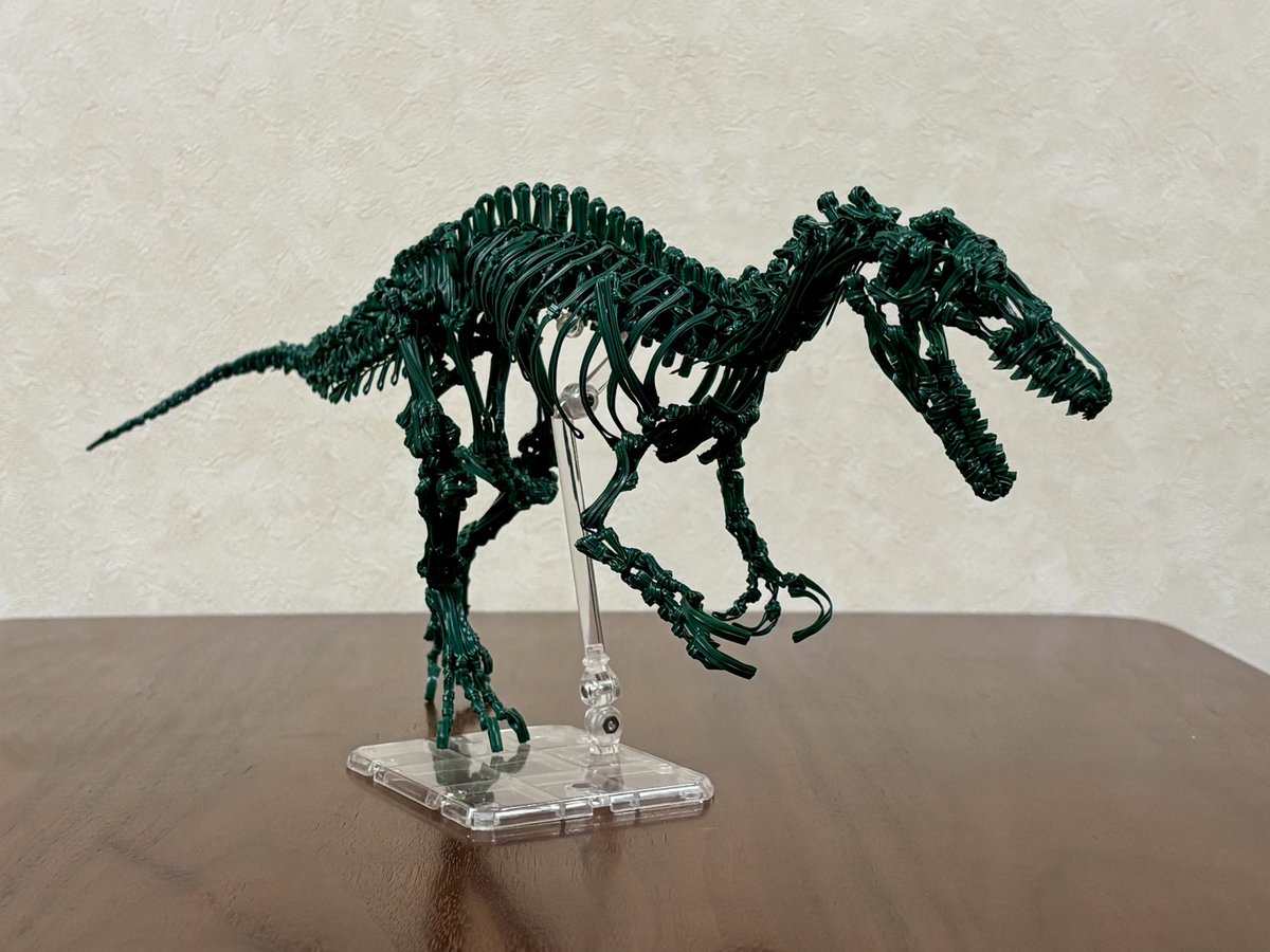 Shin_ULTRArodan's tweet photo. メガラプトルの骨格をビニールタイで作ってみました https://t.co/BWCfeJpxQg