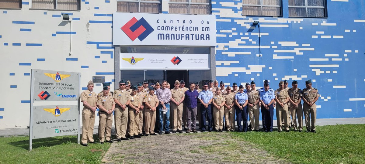 EsdegCol's tweet photo. Alumnos de la Escuela Superior de Guerra desarrollan un importante viaje geoestratégico internacional en Brasil, donde conocieron de primera mano las capacidades, estrategias y proyección operacional del Ejército Brasileño y la Fuerza Aérea Brasileña, en una experiencia académica de alto nivel orientada al fortalecimiento de la integración regional y la cooperación militar entre ambas naciones.

Durante su visita al Comando Militar del Sudeste (CMSE), los oficiales colombianos participaron en una exposición liderada por el General de Cuatro Estrellas Ricardo Piai Carmona, Comandante del CMSE, quien presentó las capacidades operacionales, organizacionales y estratégicas de la Segunda División del Ejército Brasileño, destacando su papel en la preparación, conducción y apoyo de las operaciones militares en el sudeste de Brasil.

Asimismo, en São Paulo, los alumnos de la ESDEG conocieron las capacidades estratégicas, tecnológicas y operacionales de la Fuerza Aérea Brasileña, además de los avances de la industria aeronáutica de la empresa Embraer, referente internacional en innovación y producción de aeronaves militares y comerciales.

Esta jornada académica permitió ampliar la comprensión sobre las capacidades de defensa, desarrollo tecnológico y proyección estratégica de Brasil en América Latina, fortaleciendo además los lazos de cooperación, integración y aprendizaje conjunto entre las Fuerzas Militares de ambos países.

#ESDEG #CooperaciónInternacional #Brasil #LiderazgoEstratégico #FuerzasMilitares  #ESDEG117Años