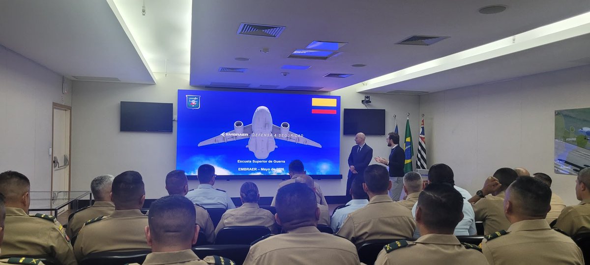 EsdegCol's tweet photo. Alumnos de la Escuela Superior de Guerra desarrollan un importante viaje geoestratégico internacional en Brasil, donde conocieron de primera mano las capacidades, estrategias y proyección operacional del Ejército Brasileño y la Fuerza Aérea Brasileña, en una experiencia académica de alto nivel orientada al fortalecimiento de la integración regional y la cooperación militar entre ambas naciones.

Durante su visita al Comando Militar del Sudeste (CMSE), los oficiales colombianos participaron en una exposición liderada por el General de Cuatro Estrellas Ricardo Piai Carmona, Comandante del CMSE, quien presentó las capacidades operacionales, organizacionales y estratégicas de la Segunda División del Ejército Brasileño, destacando su papel en la preparación, conducción y apoyo de las operaciones militares en el sudeste de Brasil.

Asimismo, en São Paulo, los alumnos de la ESDEG conocieron las capacidades estratégicas, tecnológicas y operacionales de la Fuerza Aérea Brasileña, además de los avances de la industria aeronáutica de la empresa Embraer, referente internacional en innovación y producción de aeronaves militares y comerciales.

Esta jornada académica permitió ampliar la comprensión sobre las capacidades de defensa, desarrollo tecnológico y proyección estratégica de Brasil en América Latina, fortaleciendo además los lazos de cooperación, integración y aprendizaje conjunto entre las Fuerzas Militares de ambos países.

#ESDEG #CooperaciónInternacional #Brasil #LiderazgoEstratégico #FuerzasMilitares  #ESDEG117Años