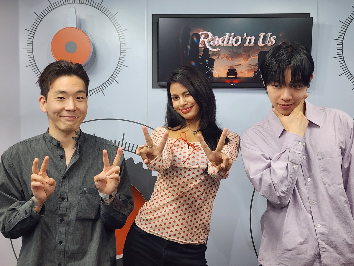 rnus_arirang's tweet photo. [TEXT ME💬]

오늘 #SSH가 해결한 사연은?!
내 전남자친구와 계속 우정을 이어가는 베프
기념일을 챙겨주지 않는 연인

스리야의 추천곡🎵
SIREN (사이렌) - SUNMI (선미)
Talk that Talk - TWICE

헤밍의 추천곡🎵
REDRED - Cortis
웃으며 안녕 (Recorded in 2016) - I.O.I https://t.co/zBcvb8uBwh