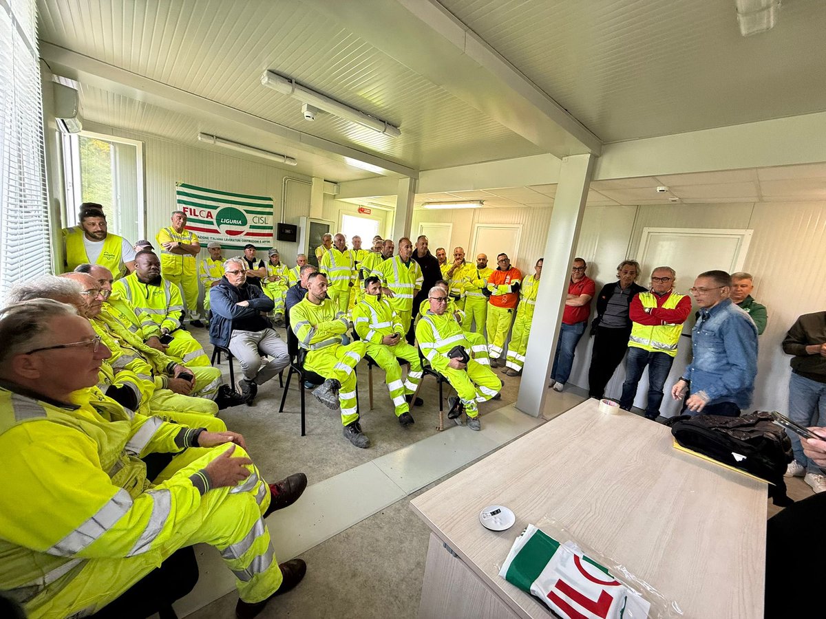 LiguriaCisl's tweet photo. 📣 Oggi assemblea FILCA CISL Liguria con i lavoratori Amplia Infrastructure a Genova. Con il Segretario Generale Andrea Tafaria e Paolo Pastorino di INAS CISL Liguria grande partecipazione sui temi della sicurezza, INAIL, pensioni e tutela dei lavoratori. Altre iniziative nei prossimi giorni. #FILCACISL #INASCISL