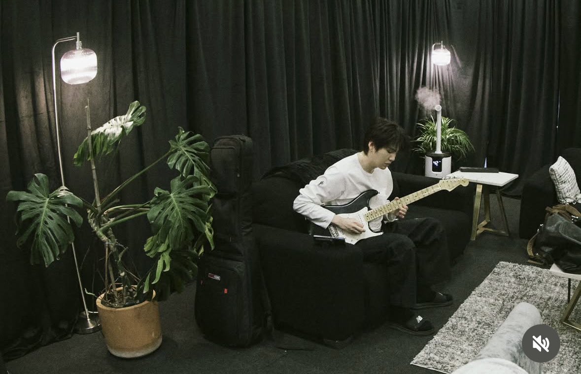 hello_myalien_'s tweet photo. 윤기랑 기타 가방 똑같다 히히 https://t.co/SKPpOjJWFd