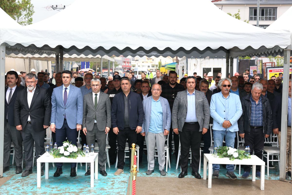 AKPartiElbistan's tweet photo. 📍Avlu Elbistan AVM Temel Atma Töreni
İlçe Kaymakamımız Sayın Muhammed Fatih Demirel, İlçe Başkanımız Fatih Arslan, İlçe Belediye Başkanı Erkan Gürbüz, ilçe protokolümüz ve kıymetli teşkilat mensuplarımız ile birlikte Avlu Elbistan AVM Temel Atma Töreni’ne katılım sağladık.

İlçemizin sosyal ve ekonomik hayatına değer katacak bu önemli yatırımın Elbistan’ımıza hayırlı olmasını diliyor, emeği geçen herkese teşekkür ediyoruz.

#Elbistan #AvluElbistan #TemelAtmaTöreni #AKParti #TürkiyeYüzyılı