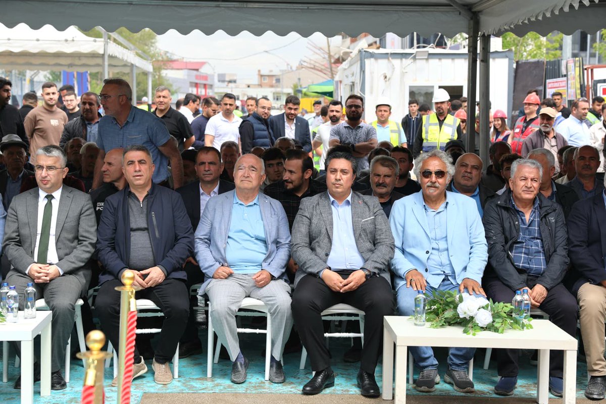 AKPartiElbistan's tweet photo. 📍Avlu Elbistan AVM Temel Atma Töreni
İlçe Kaymakamımız Sayın Muhammed Fatih Demirel, İlçe Başkanımız Fatih Arslan, İlçe Belediye Başkanı Erkan Gürbüz, ilçe protokolümüz ve kıymetli teşkilat mensuplarımız ile birlikte Avlu Elbistan AVM Temel Atma Töreni’ne katılım sağladık.

İlçemizin sosyal ve ekonomik hayatına değer katacak bu önemli yatırımın Elbistan’ımıza hayırlı olmasını diliyor, emeği geçen herkese teşekkür ediyoruz.

#Elbistan #AvluElbistan #TemelAtmaTöreni #AKParti #TürkiyeYüzyılı
