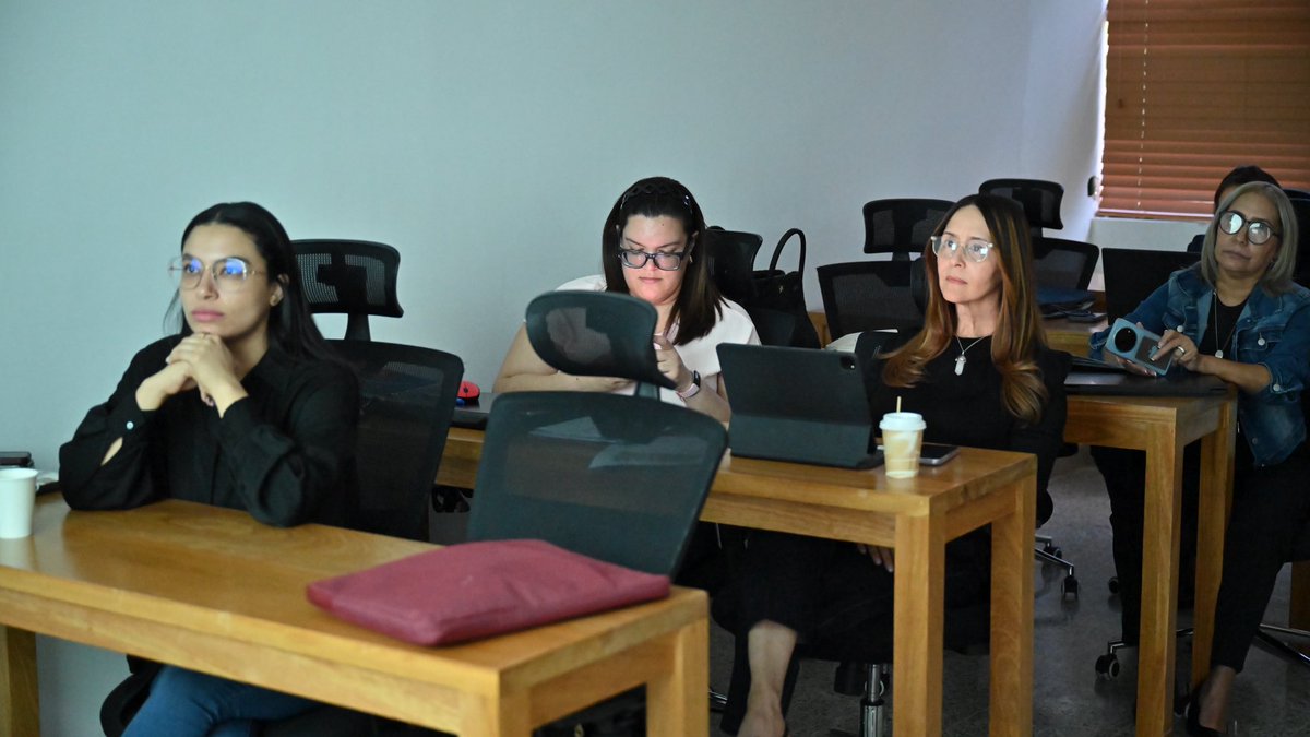 MMujerRD's tweet photo. Realizamos la jornada de inducción del Comité de Transversalización de Género, un espacio orientado a fortalecer la articulación institucional y consolidar la incorporación del enfoque de igualdad en los procesos estratégicos, técnicos y administrativos del Ministerio de la Mujer.

#MMujerRD #IgualdadDeGénero