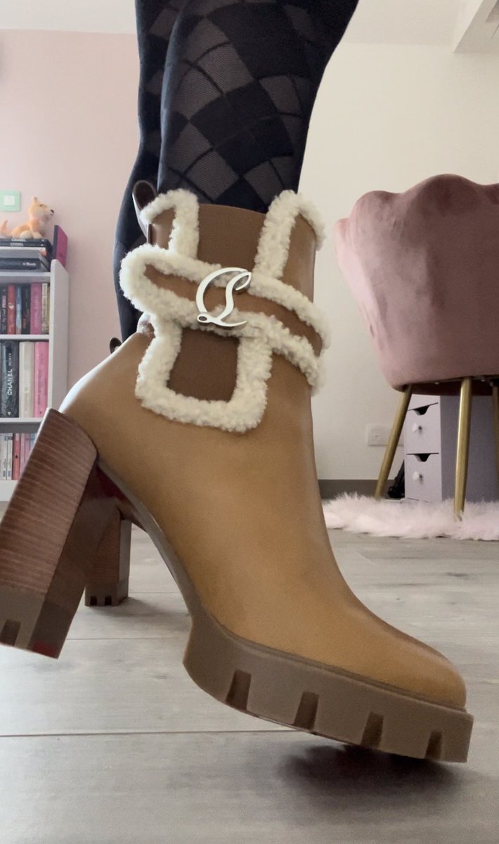 tonperemaputain's tweet photo. Qui pour être le paillasson de mes Bottines Louboutin ? 😏

Oups. https://t.co/NZ9QkX8yGf