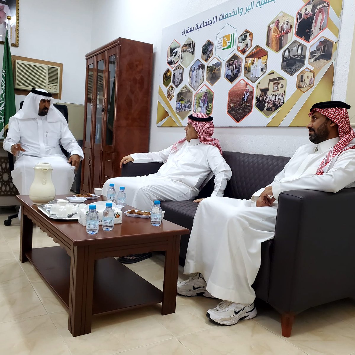 berafara's tweet photo. استقبلت جمعية البر والخدمات الاجتماعية بعفراء (جود) مدير ادارة بنك التنمية الاجتماعية بالرياض الاستاذ/محمد ال سيف ومندوب بنك التنمية ببيشة الاستاذ/ عبدالله القحطاني وقد تم خلال اللقاء مقابلة الاسر المنتجه وعرض منتجاتهم ومناقشة احتياجاتهم ومناقشة  خدمات البنك https://t.co/4xSvEuyTVN