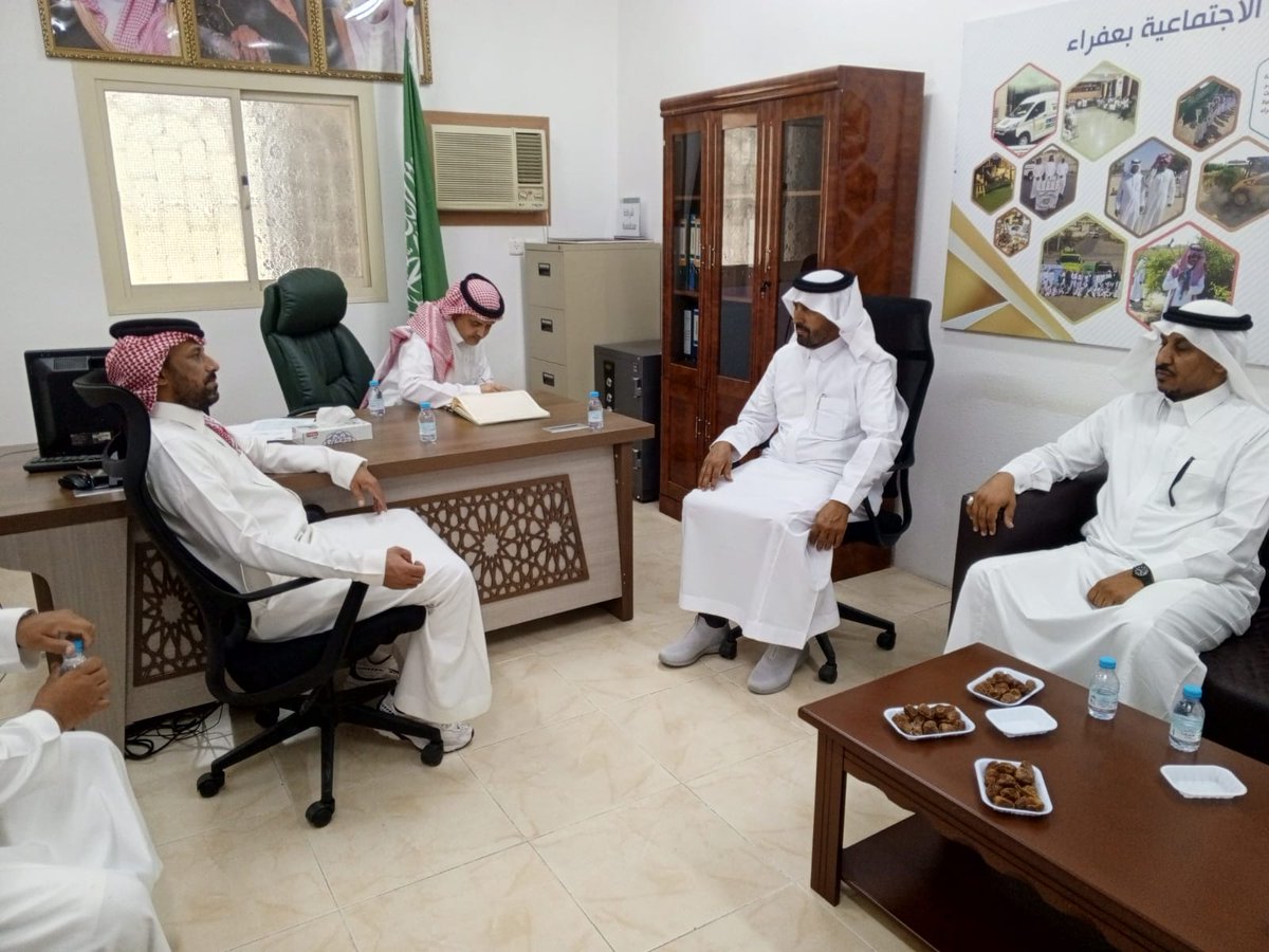 berafara's tweet photo. استقبلت جمعية البر والخدمات الاجتماعية بعفراء (جود) مدير ادارة بنك التنمية الاجتماعية بالرياض الاستاذ/محمد ال سيف ومندوب بنك التنمية ببيشة الاستاذ/ عبدالله القحطاني وقد تم خلال اللقاء مقابلة الاسر المنتجه وعرض منتجاتهم ومناقشة احتياجاتهم ومناقشة  خدمات البنك https://t.co/4xSvEuyTVN