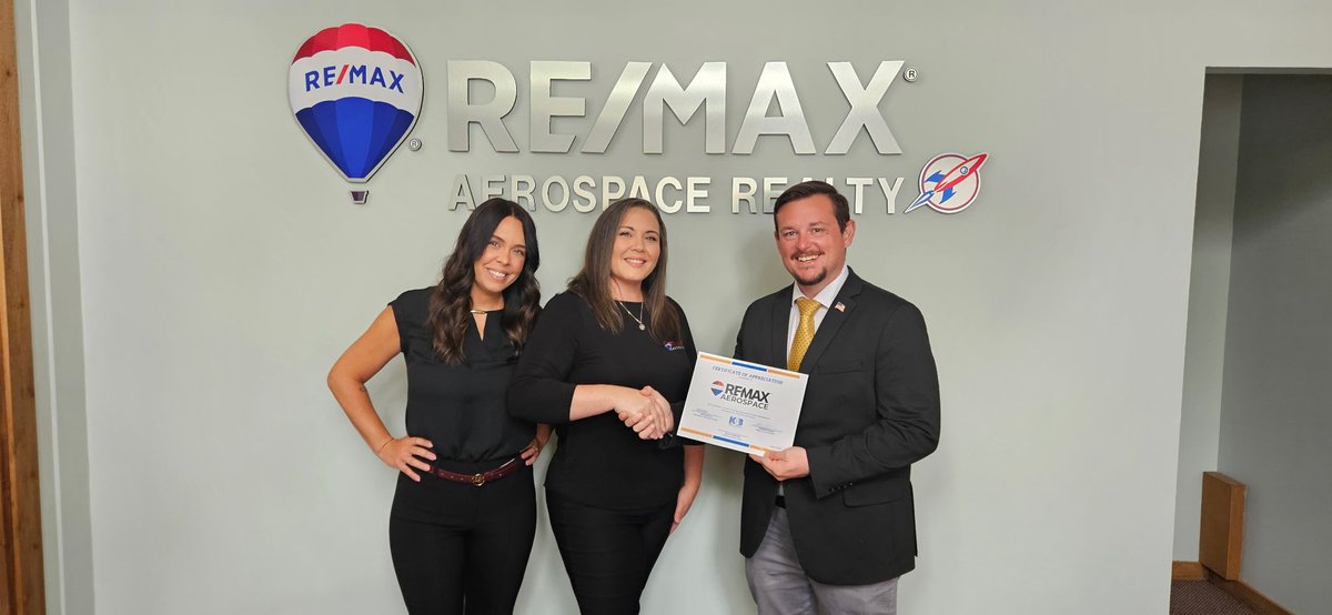 Mayor_Connors's tweet photo. Congratulations to RE/MAX on receiving a beautification award for the care and pride they’ve put into their property.

Keep Brevard Beautiful and I were proud to recognize a local business that is helping make our community look its best. Thank you for investing in Titusville and setting a great example for others to follow!