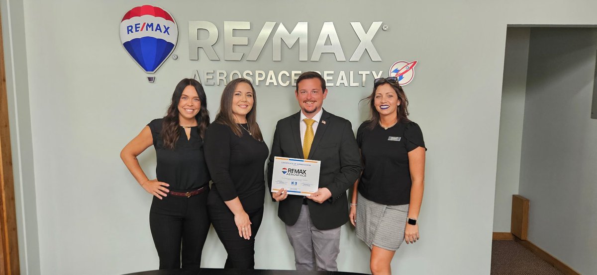 Mayor_Connors's tweet photo. Congratulations to RE/MAX on receiving a beautification award for the care and pride they’ve put into their property.

Keep Brevard Beautiful and I were proud to recognize a local business that is helping make our community look its best. Thank you for investing in Titusville and setting a great example for others to follow!