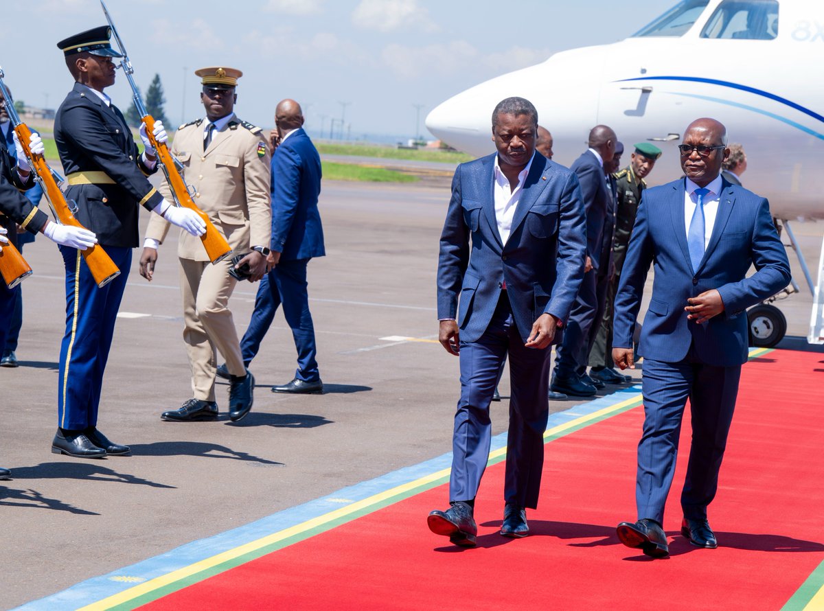 AblodeGbadja1's tweet photo. TOGO - Voici @FEGnassingbe, qui, n’a jamais exercé d’activité professionnelle en dehors du pouvoir durant ses soixante années sur terre. Pourtant, il continue de contracter des emprunts au nom des contribuables, voyage régulièrement en jet privé et affiche un train de vie luxueux.

Le voilà encore à Kigali pour des discussions dont l’utilité réelle interroge. Une rencontre avec @PaulKagame n’aurait-elle pas pu se tenir par visioconférence sécurisée ?

Dans un contexte où de nombreux besoins essentiels demeurent insatisfaits, ces ressources publiques pourraient aussi être mobilisées pour améliorer l’accès à l’eau potable, construire des écoles ou encore développer les infrastructures routières.

@PYAdjourouvi @GilbertBawara @SandraA_JOHNSON @PKBTchodie @GilbertBawara @kodjo_adedze @cinalawson @HodabaloAwate @dodzikokoroko @YawaKouigan @MazamessoA @CBMadjoulba @MoniSankaredja @Litime6f @JosephKoamy @Fahd_Fofana @AlipuiSena @kokouedemTENGUE @WorldBankGroup @Banquemondiale @WorldBankAfrica