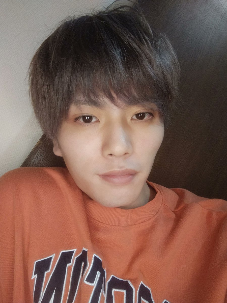 gokigentakeru's tweet photo. うっせぇわ。Adoの1stシングル。2020年リリース。3分24秒。週間1位、年間7位。包み隠さないありのまゝの感情を表現している所に惹かれる。これ迄に自分が感じてきた怒りの感情や嫌だった事を思い出しながら歌う。 https://t.co/SxuRaAnjIU