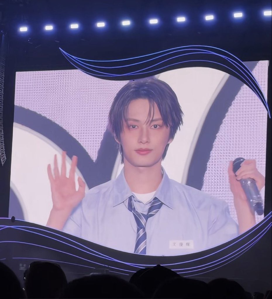 휖 tweet media