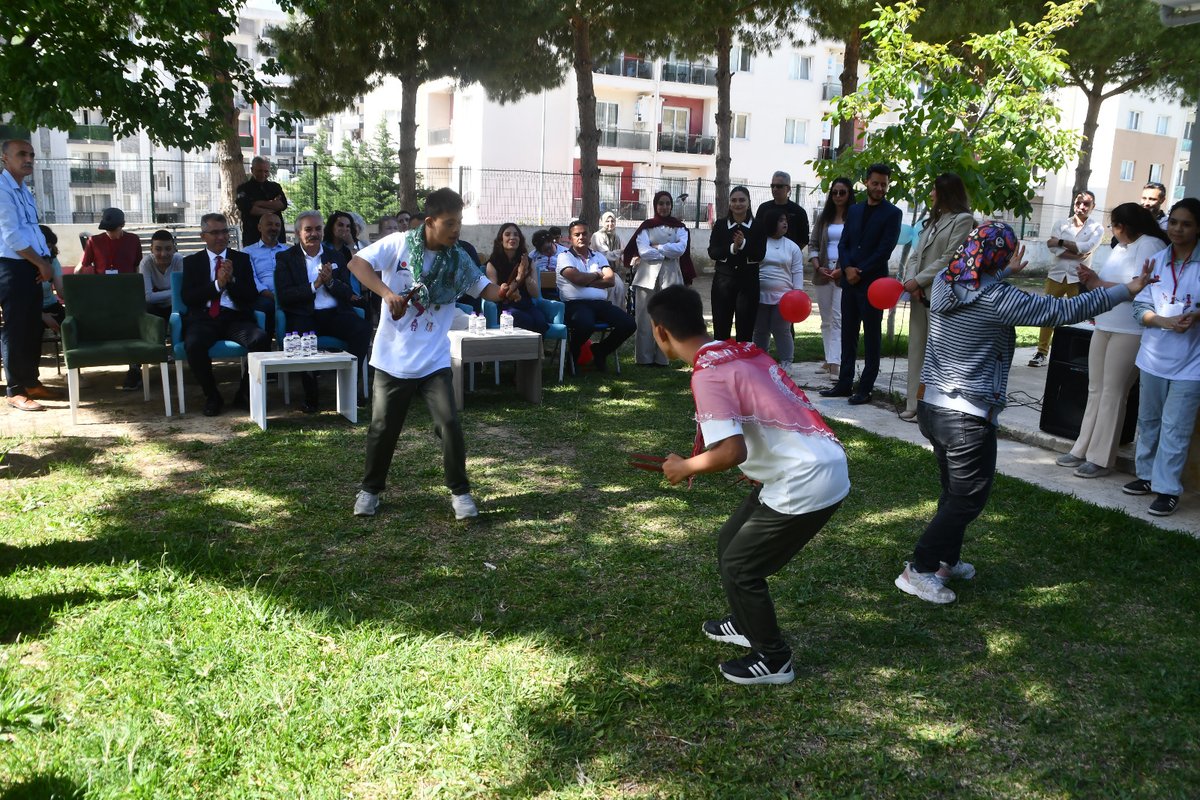 SokeKaymakam's tweet photo. Kaymakamımız Sayın @_AliAkca_;                                                                                                                                     Kıryarlar Özel Eğitim Uygulama Okulu tarafından hazırlanan TÜBİTAK 4006 Bilim Fuarı Sergisi’nin açılışına katıldılar. https://t.co/Eufgug6lCt