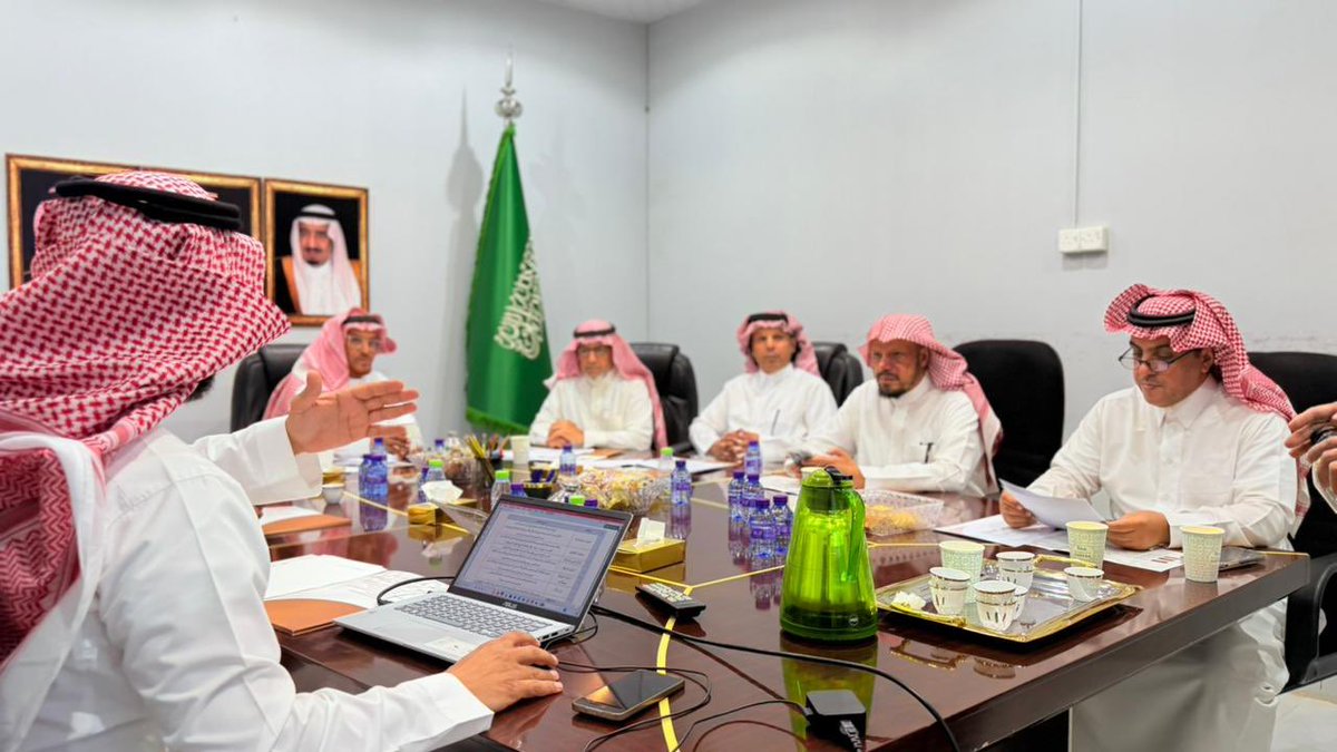 kiralhyathim's tweet photo. اجتماع مجلس إدارة الجمعية يناقش الميزانية وتقرير الأعمال وتحديد موعد الجمعية العمومية

عقد مجلس إدارة الجمعية اجتماعًا برئاسة الأستاذ مدوخ بن محمد القحطاني، وبحضور أعضاء المجلس، لمناقشة عددٍ من الموضوعات المدرجة على جدول الأعمال، وذلك ضمن جهود الجمعية في متابعة أعمالها التنظيمية والإدارية وتعزيز كفاءة الأداء المؤسسي.

واستهل الاجتماع بالاطلاع على ما تم بشأن قرارات الاجتماع السابق، ومتابعة ما أُنجز حيالها، إلى جانب مناقشة الميزانية واستعراض الجوانب المالية المتعلقة بخطط وبرامج الجمعية.

كما ناقش المجلس تحديد موعد اجتماع الجمعية العمومية العادية، وبحث الترتيبات التنظيمية ذات الصلة، إضافةً إلى الاطلاع على تقرير أعمال الجمعية وما تضمنه من منجزات وبرامج ومبادرات خلال الفترة الماضية.

وشهد الاجتماع طرح عددٍ من الموضوعات ضمن بند «ما يستجد من أعمال»، في إطار دعم مسيرة الجمعية، وتطوير برامجها، وتعزيز دورها في تحقيق أهدافها ورسالتها المجتمعية.