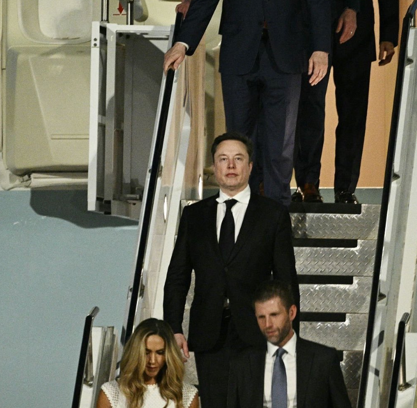__0HOUR1_'s tweet photo. Look its @elonmusk on AF1! https://t.co/w3nlsWfI2r