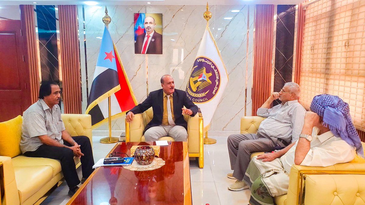 NA_OF_STC's tweet photo. *هرهرة يبحث مع السفير قاسم عبدالرب مستجدات الأوضاع في العاصمة عدن ومحافظات الجنوب*

الأربعاء ١٣ مايو ٢٠٢٦ 

التقى الأستاذ نصر هرهرة، القائم بأعمال رئيس الجمعية الوطنية للمجلس الانتقالي الجنوبي، في العاصمة عدن، الشخصية السياسية والعسكرية السفير قاسم عبدالرب.

وناقش اللقاء الذي حضره العميد ناصر حويدر مساعد القائم بأعمال رئيس الجمعية والدكتور قاسم صالح المالكي. مستجدات الأوضاع السياسية والخدمية في العاصمة عدن ومحافظات الجنوب، والتحديات التي تشهدها المرحلة الراهنة، وفي مقدمتها الأوضاع المعيشية والخدمية وتداعياتها على المواطنين، إلى جانب التطورات المتعلقة بالملف الأمني  والجهود المبذولة للحفاظ على الأمن والاستقرار.

وأكد هرهرة حرص المجلس الانتقالي الجنوبي على تهدئة الأوضاع والعمل بروح المسؤولية الوطنية والشراكة، بما يسهم في تعزيز الاستقرار وتطبيع الحياة العامة، مشيراً إلى استمرار التواصل مع مختلف الجهات ذات العلاقة للتخفيف من معاناة المواطنين، والعمل وفق رؤية منظمة لإدارة المرحلة الحالية.