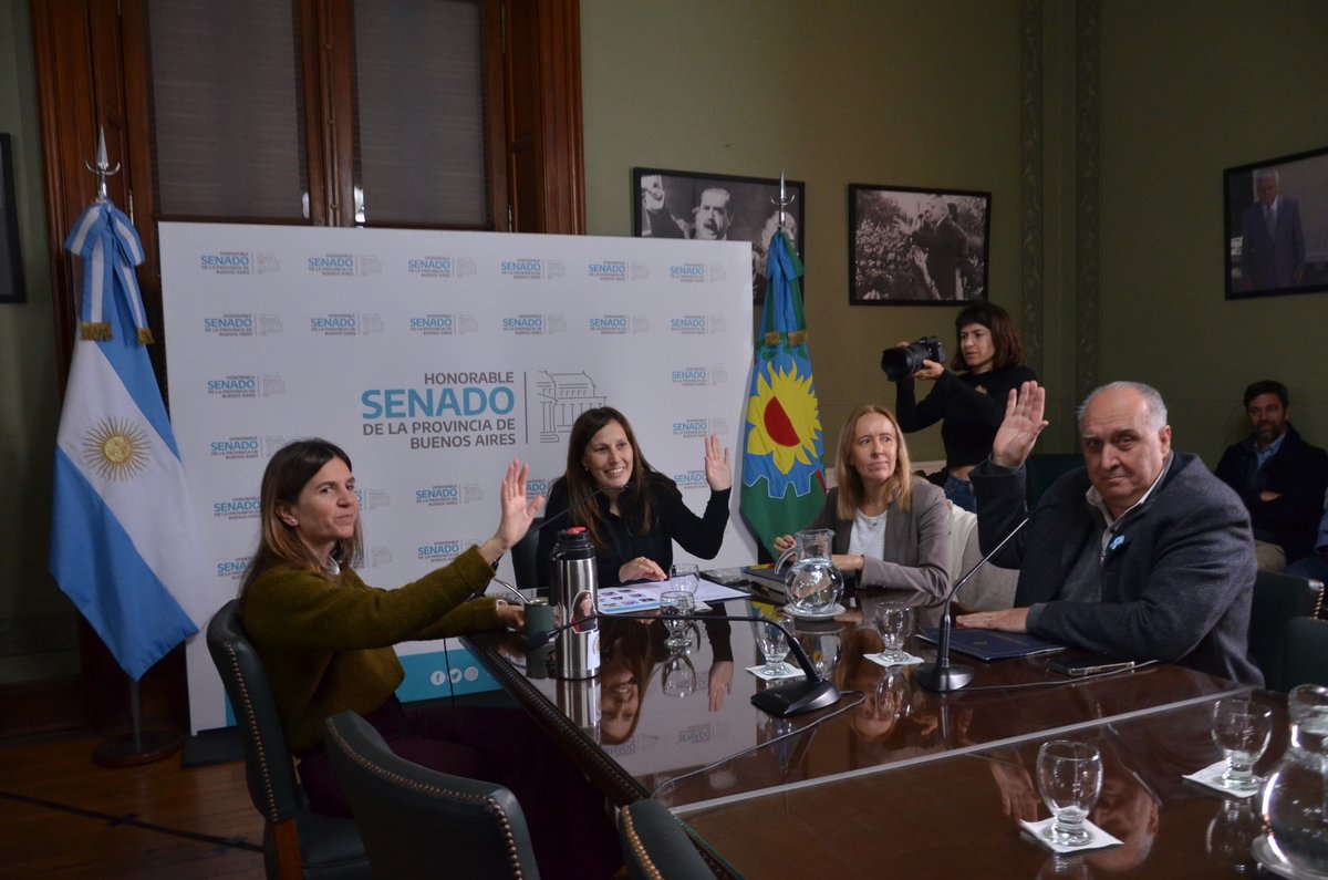 Senado_BA's tweet photo. 🏛️ El Senado bonaerense puso en marcha la comisión de Comercio Interior, PyMEs y Turismo

El cuerpo legislativo quedó presidido por @ABalaudo 

🔗 https://t.co/xc2ipUoggM https://t.co/sODWOXmhga