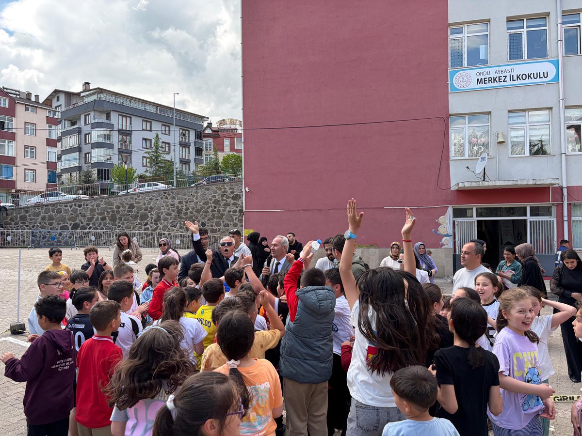 aybastiilce_mem's tweet photo. ⚽️ İlçe Milli Eğitim Müdürümüz Sayın Telat TURAN, müdürlüğümüze bağlı Merkez İlkokulu'muzun düzenlediği sınıflar arası futbol turnuvası finaline katılarak öğrencilerimizin coşkusuna ortak oldu. https://t.co/o5V5jWcWIN