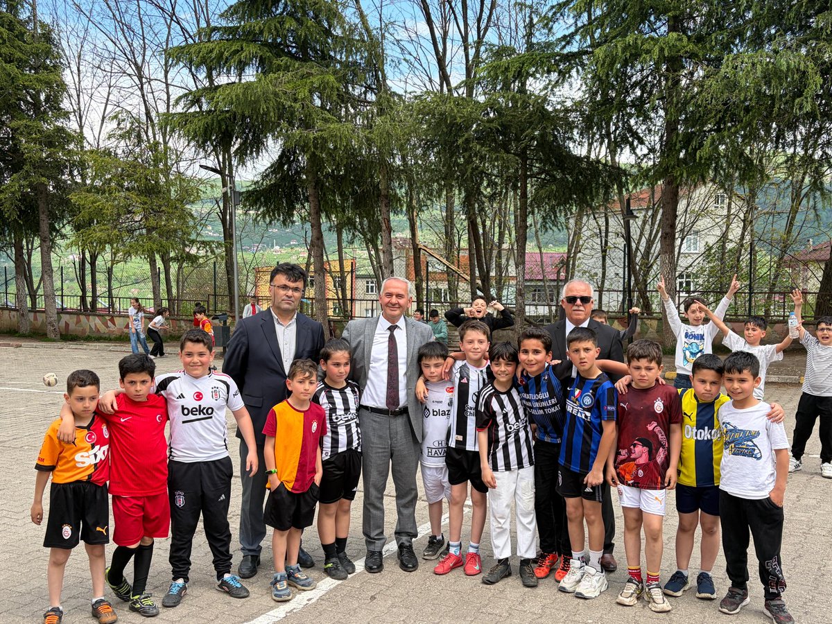 aybastiilce_mem's tweet photo. ⚽️ İlçe Milli Eğitim Müdürümüz Sayın Telat TURAN, müdürlüğümüze bağlı Merkez İlkokulu'muzun düzenlediği sınıflar arası futbol turnuvası finaline katılarak öğrencilerimizin coşkusuna ortak oldu. https://t.co/o5V5jWcWIN