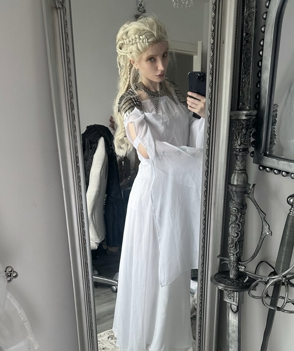 SyntheticDaisy's tweet photo. @swordstressx looks beautiful in her #daenerystargaryen #cosplay accented by our Mermaid #scalemail shoulder #armor.

Shown in our glitter colorway &amp; silver #chainmail. Be sure to give this lovely human a follow on Instagram or tiktock for more battle ready attire 🗡🛡 https://t.co/shSks7mEkP