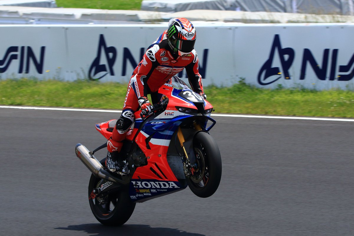 hiro9821's tweet photo. これは貴重なショット📸かもしれない
#鈴鹿8耐 #公開テスト #JonathanRea https://t.co/LLnUHzB2e4