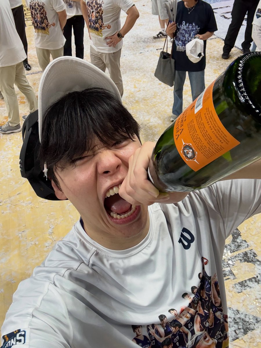 농. . . tweet media