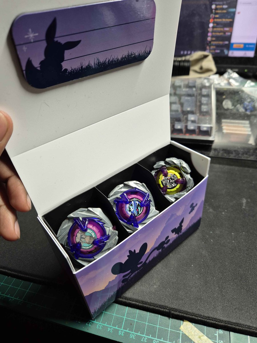 teverdeh's tweet photo. Made a deckbox insert for the pokemon center dual deckbox, wanted something sleek and would hold atlest 5 beys for side formats plus some spare parts

#BEYBLADEX #ベイブレードX https://t.co/GDpGbo99WH